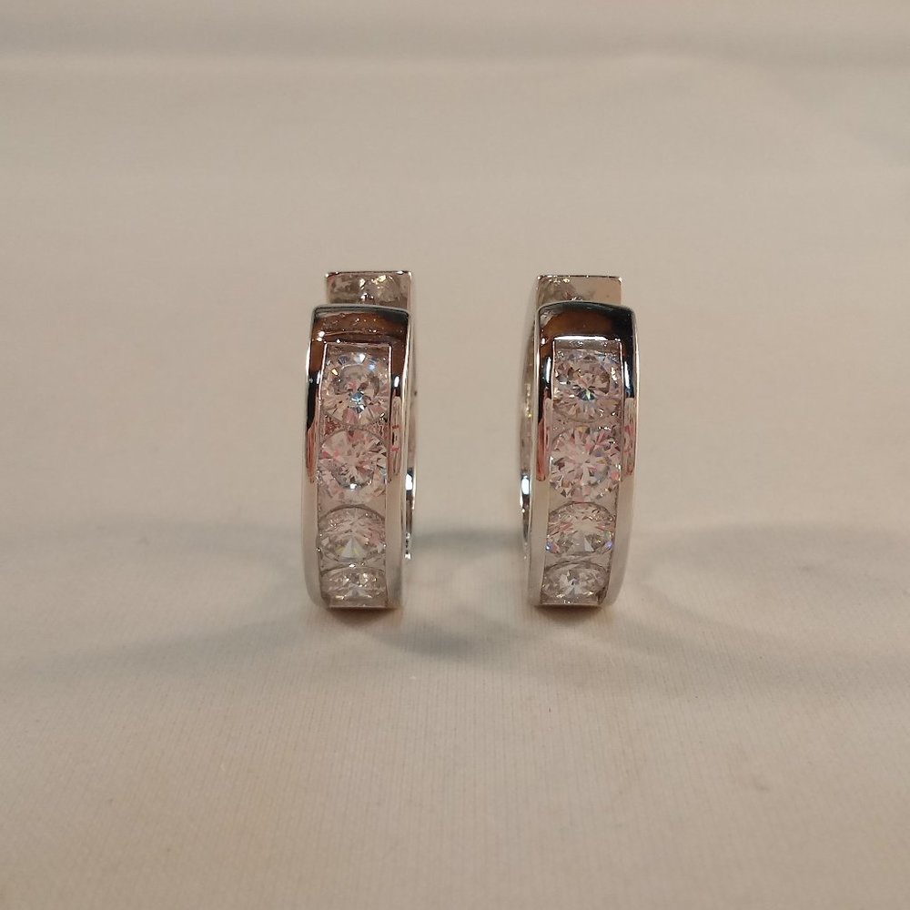 18K White Gold Filled Gorgeous Round Diamond Zircon Hoop Huggie Earrings 18mm - Picture 4 of 7